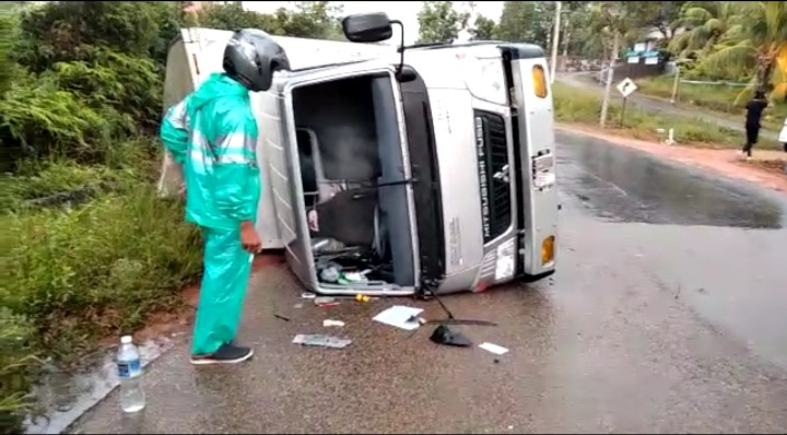 Jalan Licin, Mobil Box Mitsubishi Colt Terbalik Tanjung Uban