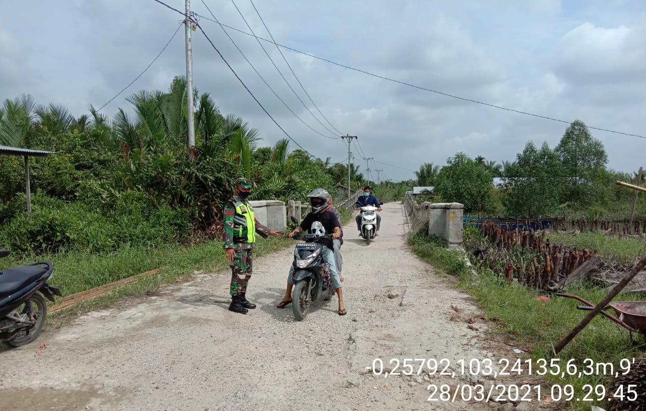 Pengguna Jalan Lintas Sungai Luar Diperiksa Prokes oleh Anggota Koramil 12/Batang Tuaka