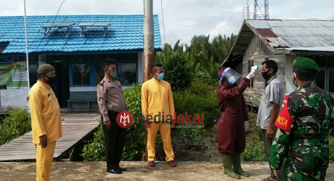 Babinsa Tanjung Lajau Koramil 04/Kuindra Himbau Warga Agar Taati Protap Kesehatan