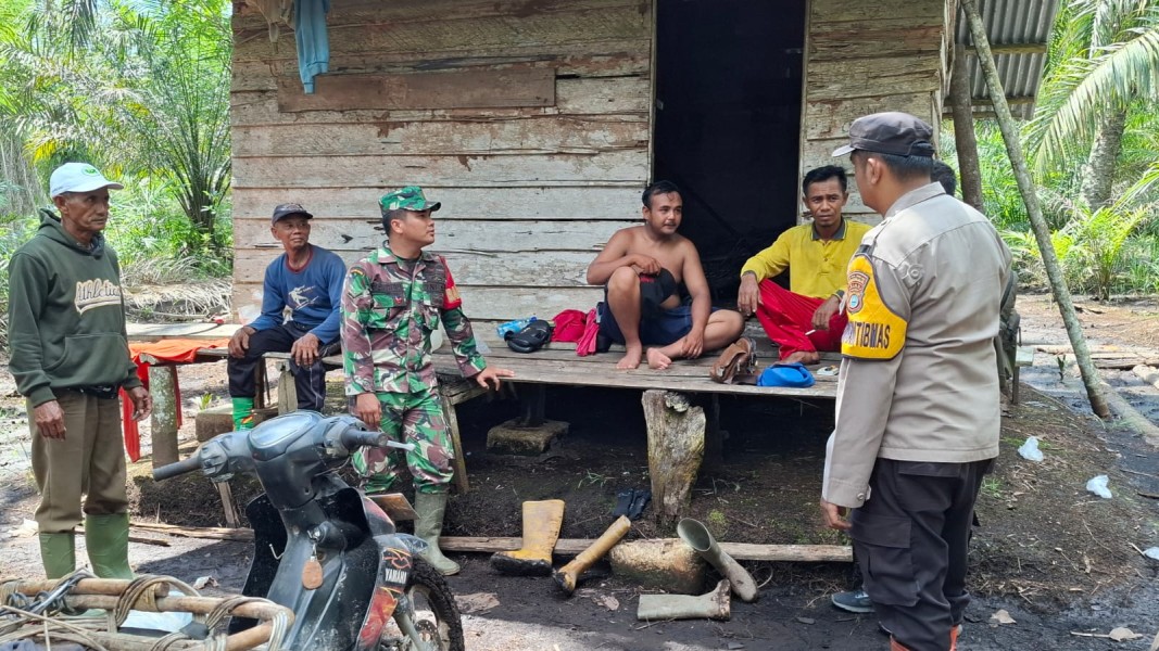 Sinergitas TNI Polri Sambangi Warga Desa Binaan, Babinsa Serda JG Hutauruk Himbau Kamtibmas
