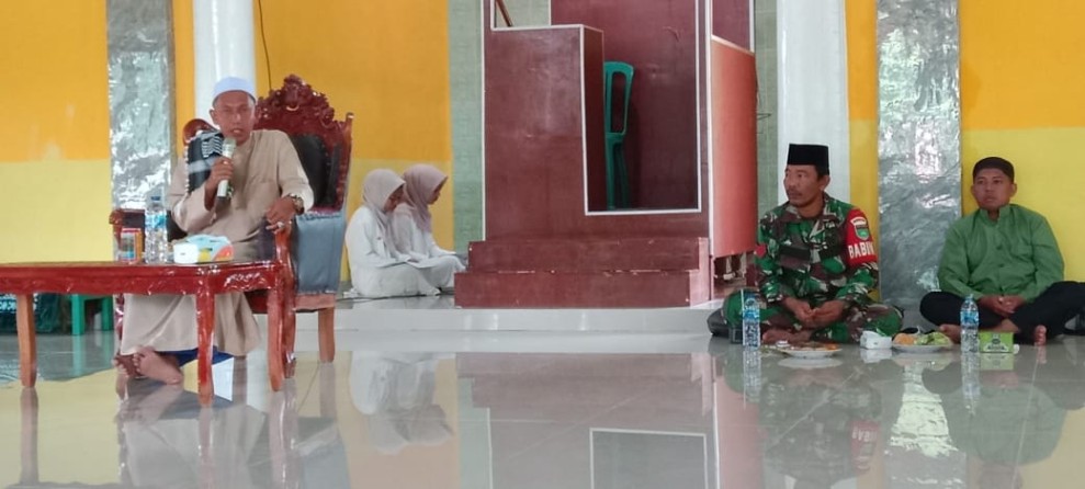 Babinsa Koramil 03/Tempuling Hadiri Kegiatan Memperingati Isra Mi'raj Nabi Muhammad SWT di Desa Harapan Jaya
