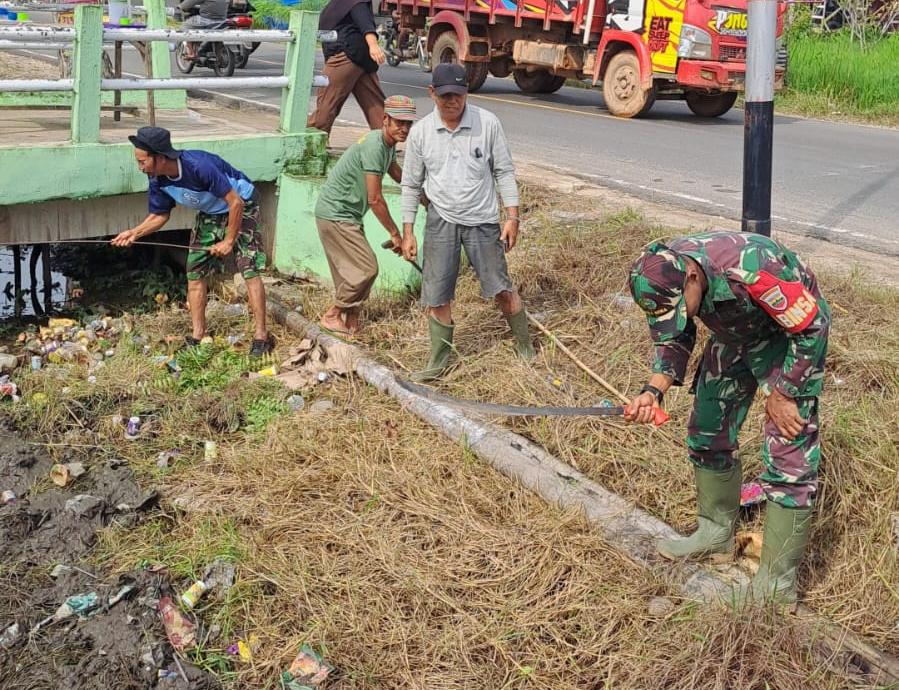 Babinsa Koramil 03/Tpl Bersama Warga Goro Bersihkan Parit Di Area Lingkungan Masjid