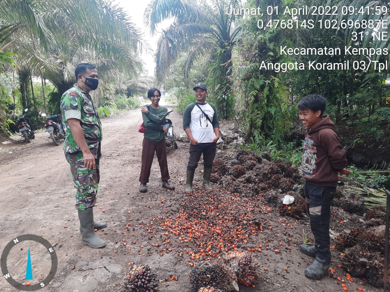 Jalin Kedekatan, Babinsa Koramil 03/Tempuling Kodim 0314/Inhil Komsos Dengan Petani Sawit Sungai Rab