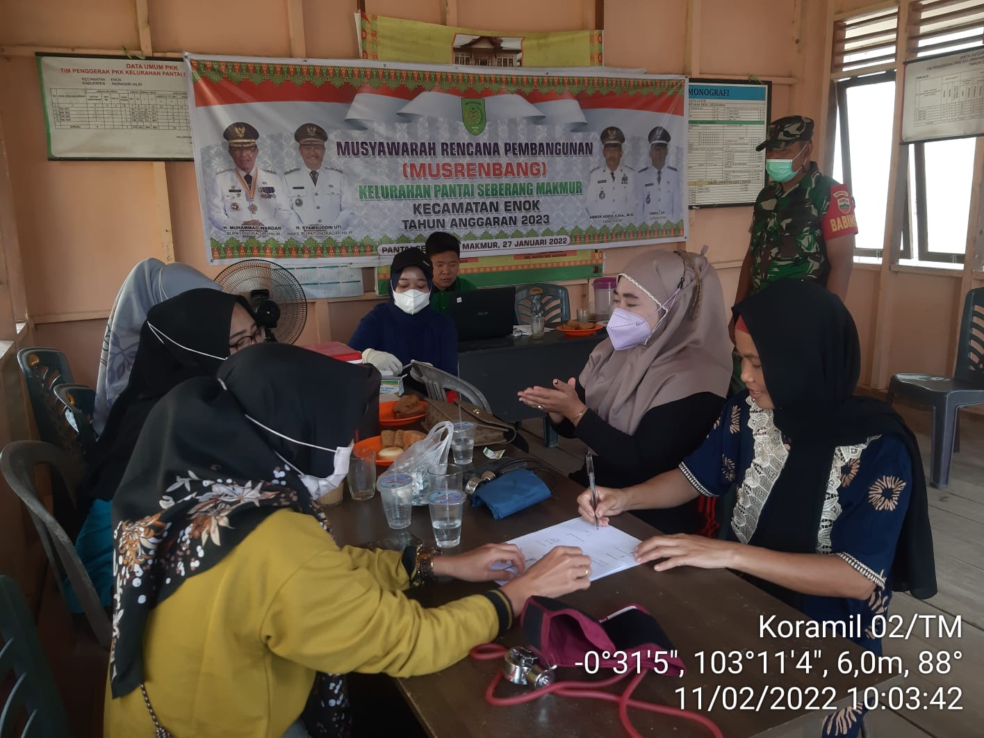 Dampingi Vaksinasi di Kelurahan PSM oleh Babinsa Koramil 02/Tanah Merah