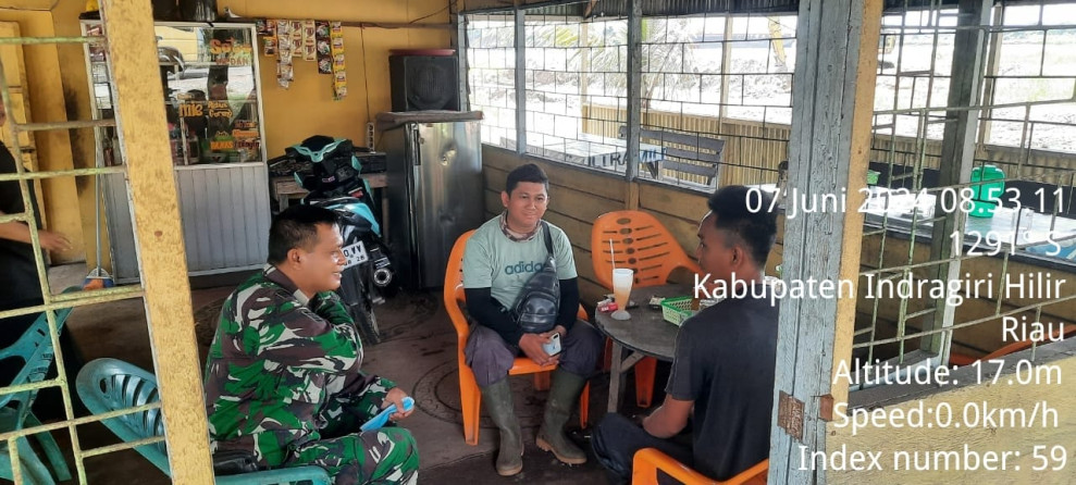 Babinsa Serma Damrianto Bersama Tokoh Masyarakat Jalin Kebersamaan dan Kenyamanan Di Lingkungan Setempat