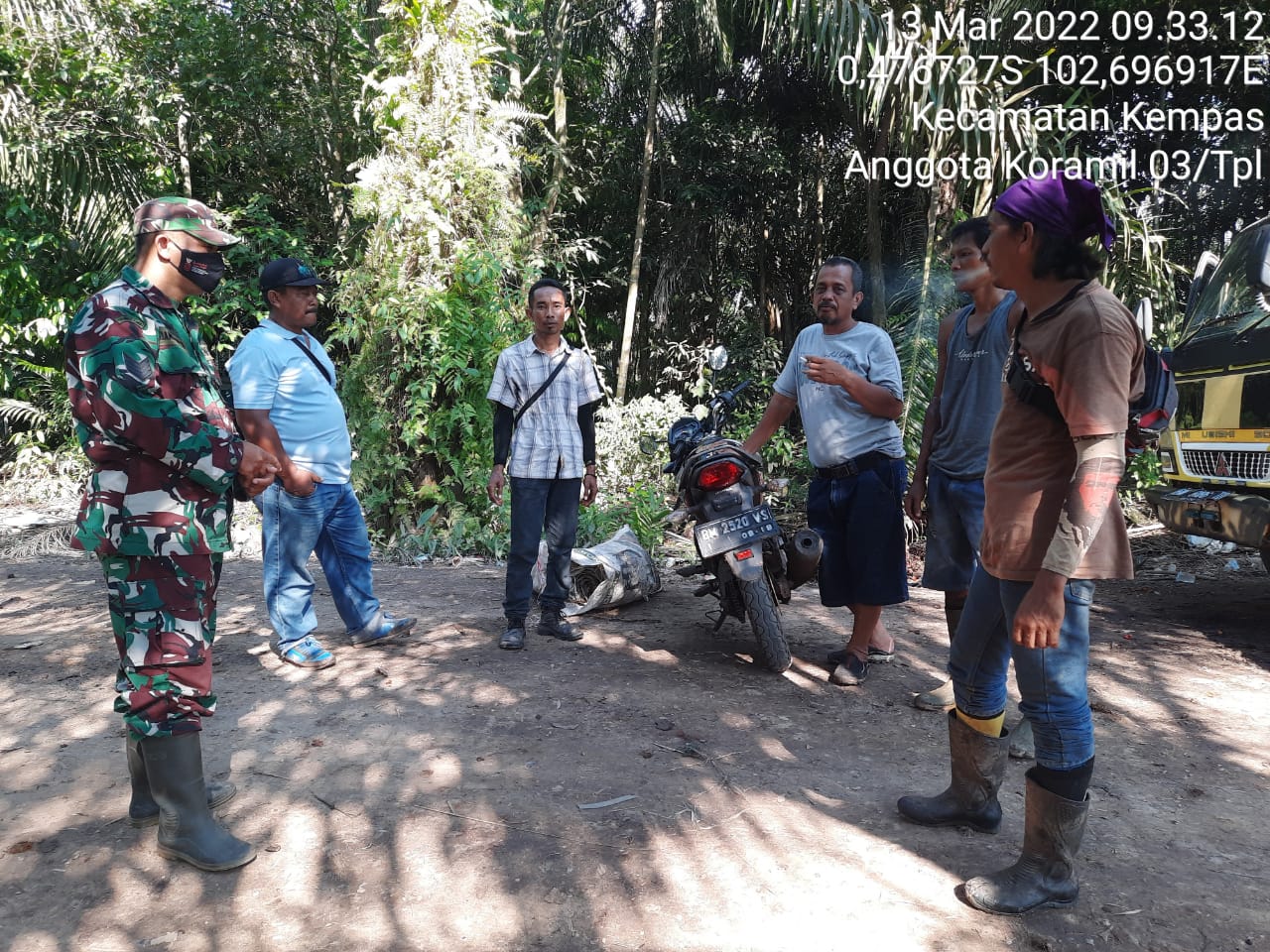 Komsos Bersama Masyarakat, Babinsa Koramil 03/Tempuling Pantau Situasi Kamtibmas Di Wilayah Binaan