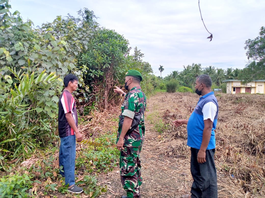Bersama Masyarakat, Babinsa Koramil 04/Kuindra Rutin Lakukan Sosialisasi Karhutla