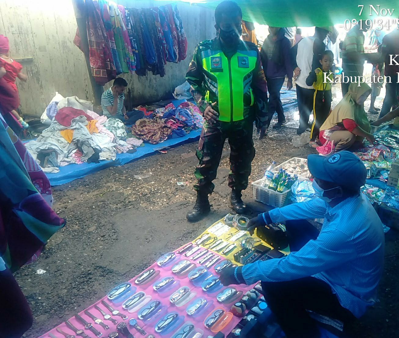 Babinsa Koramil 04/Kuindra Himbau Pedagang Pasar Mingguan untuk Ikuti Aturan Protkes