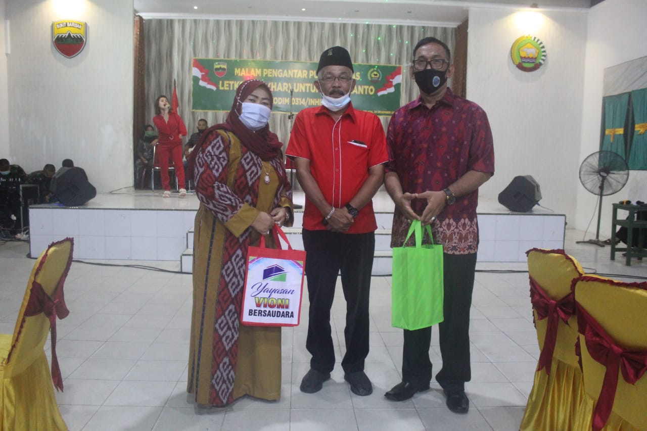 Sekban Kesbangpol Berikan Cenderamata Saat Purna Tugas Kasdim 0314/Inhil