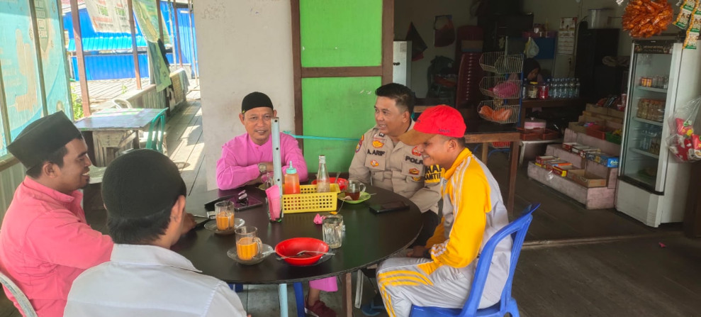 Sambang Warga Dengan Humanis, Bhabinkamtibmas Kelurahan Teluk Pinang Sampaikan Pesan Kamtibmas Kepada Warganya