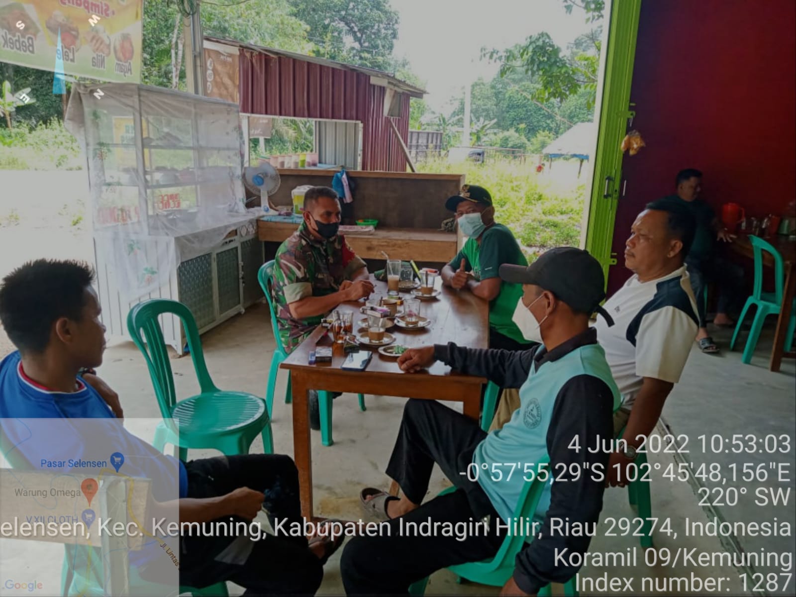 Jalin Hubungan Silaturahmi, Babinsa Koramil 09/Kemuning Laksanakan Komsos Bersama Aparat Kelurahan