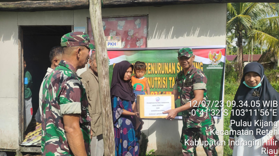 Upaya Danramil 07/Reteh Berikan Bantuan Penambahan Nutrisi Kepada Anak Stunting