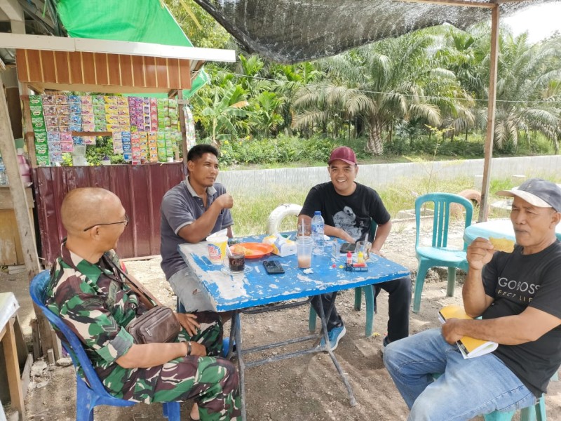 Mempersiapkan Kemeriahan 17 Agustus: Sertu Ichlas Manalu dan Tokoh Pemuda Desa Danau Pulai Indah Berdiskusi