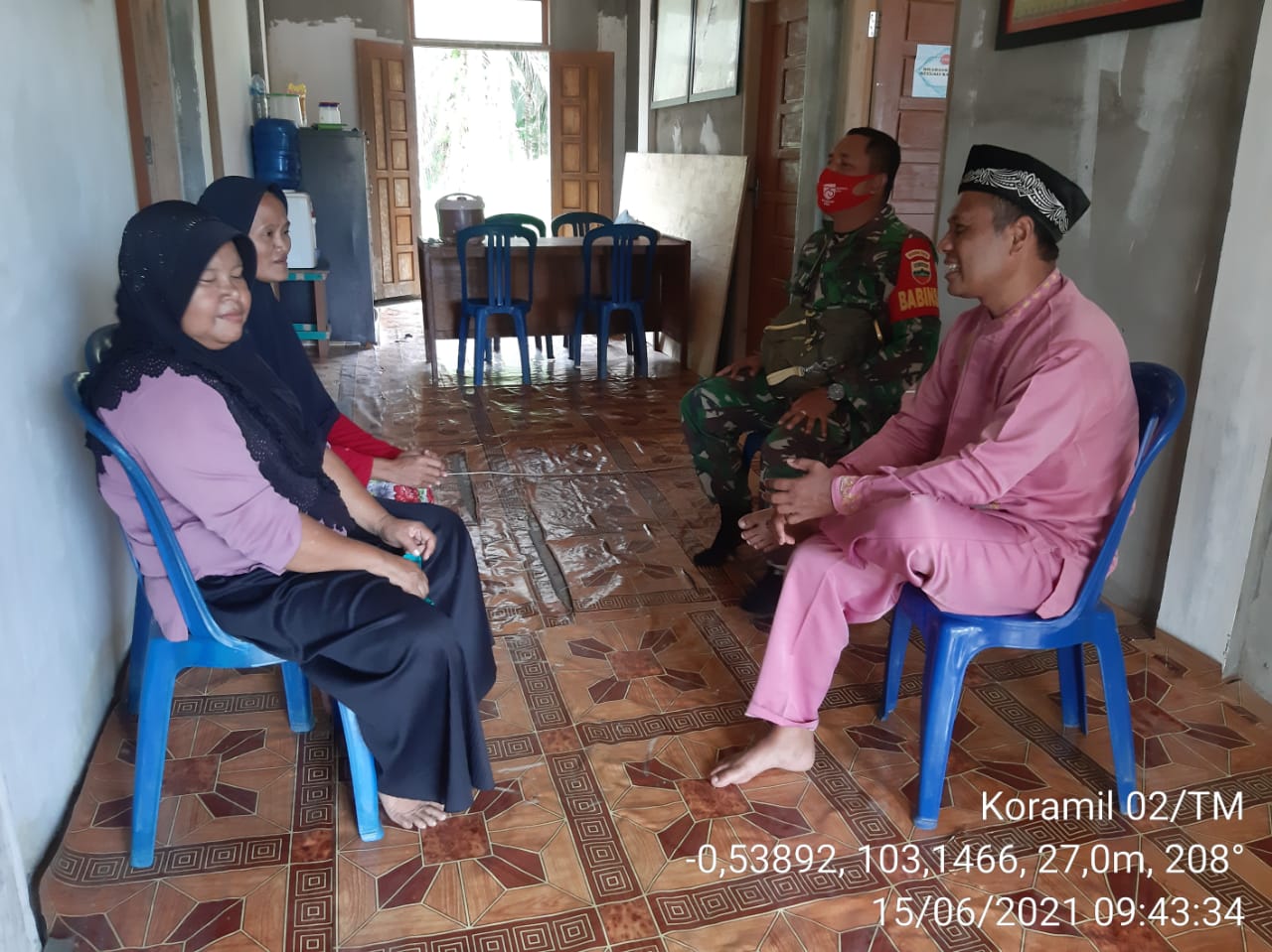 Babinsa Koramil 02/Tanah Merah Kembali Lakukan Komsos dengan Aparat Kelurahan