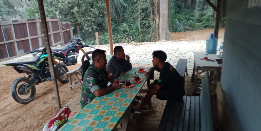 Bersama Masyarakat, Babinsa Koramil 09/Kmg Terus Jalin Komunikasi Sosial