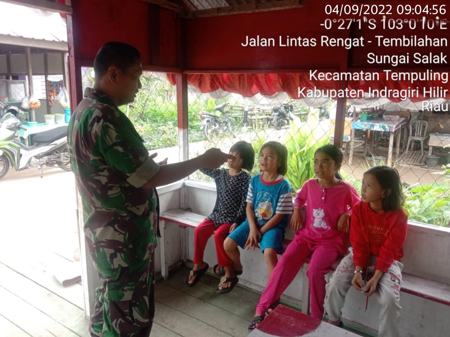 Manfaatkan Waktu Libur, Babinsa 03/Tempuling Bekali Dasar-Dasar Pancasila Bagi Pelajar SD