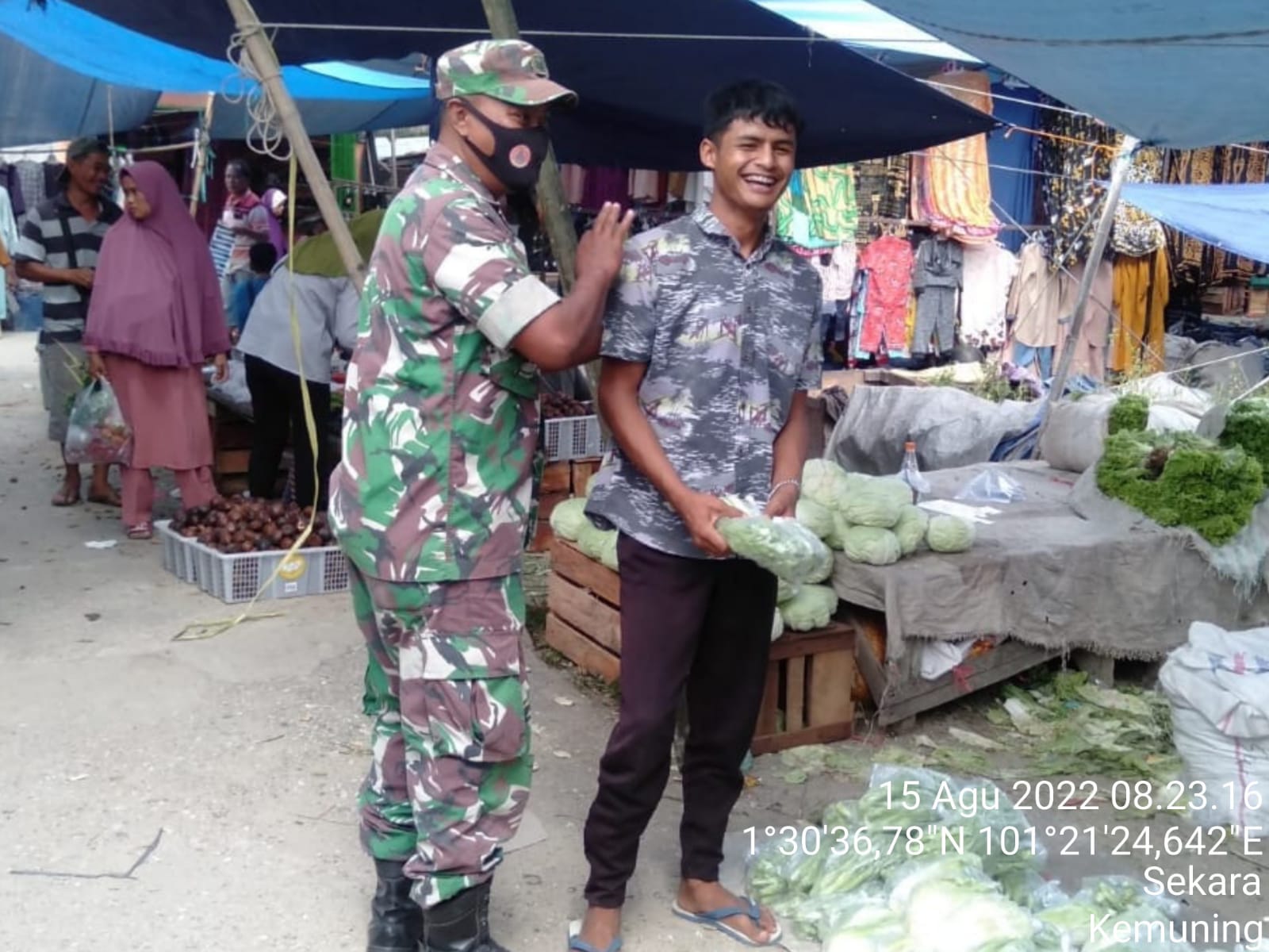 Terus Ingatkan Warga Untuk Patuhi Prokes Oleh Serka M. Ridwan