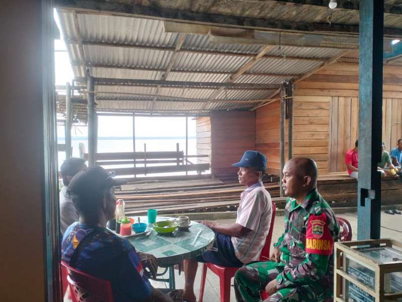 Wujudkan Persatuan, Babinsa Koramil 04/Kuindra Jaga Kelestariannya Kampung Pancasila di Binaan