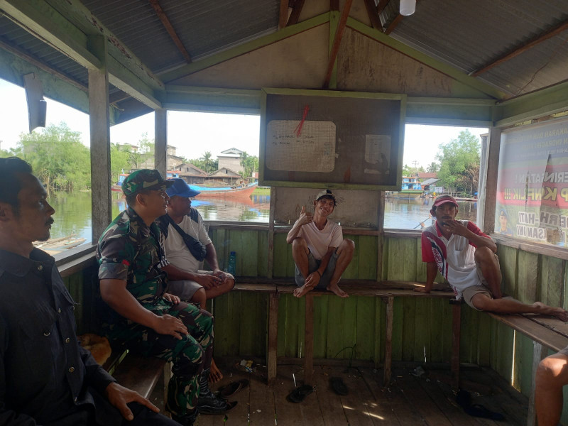 Wujud Kedekatan Babinsa Dengan Warga, Babinsa Koramil 05/Gas Laksanakan Komsos