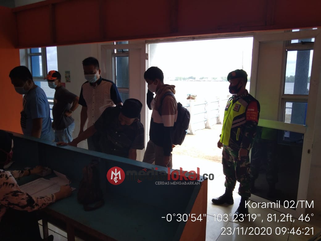 Anggota Koramil 02/Tanah Merah Lakukan Gakplin di Pelabuhan Kuala Enok