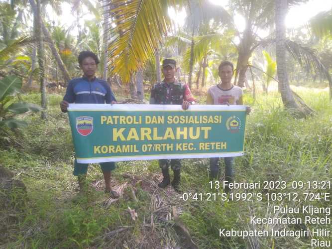 Babinsa Koramil 07/Reteh Patroli Rutin Karlahut di Wilayah Kelurahan Pulau Kijang