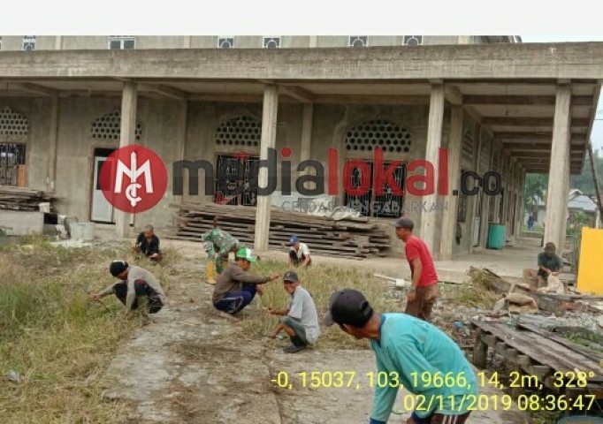 Bersama Warga, Babinsa Koramil 05/Gas Goro Bersihkan Pekarangan Mesjid