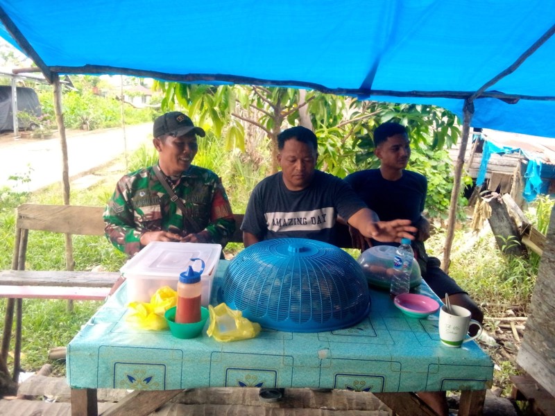 Sambil Makan Gorengan, Babinsa Koramil 03/Tpl Gelar Komsos Bersama Masyarakat di Wilayah Binaan