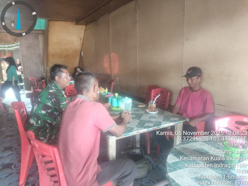 Dengan Komsos, Babinsa Koramil 04/Kdr Tingkatkan Jiwa Patriot dan Cinta Tanah Air di Binaan