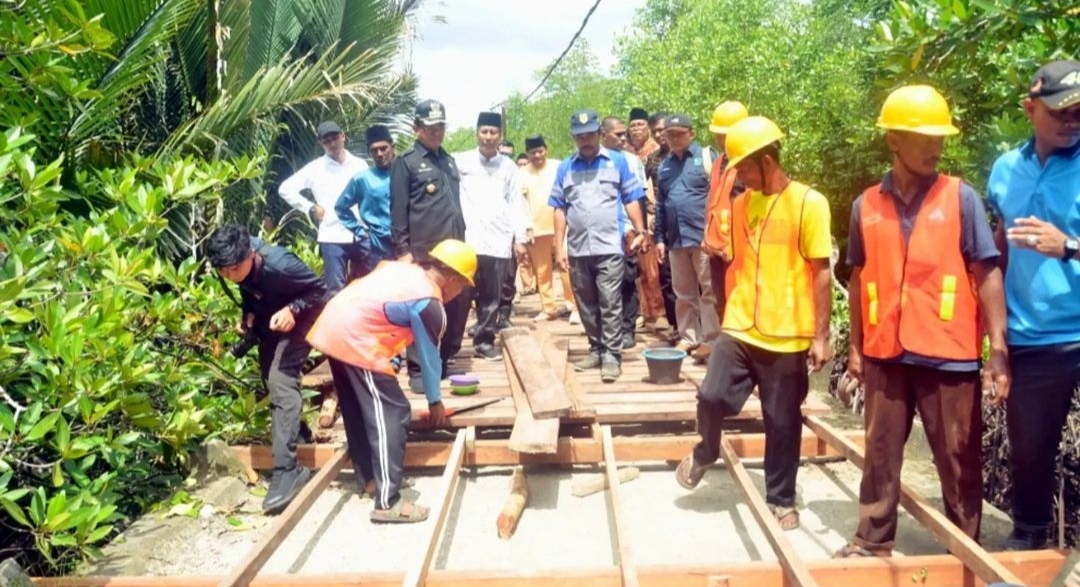 Bupati HM Wardan Terus Pantau Pengerjaan dan gesa Rehab Jalan di Desa Igal