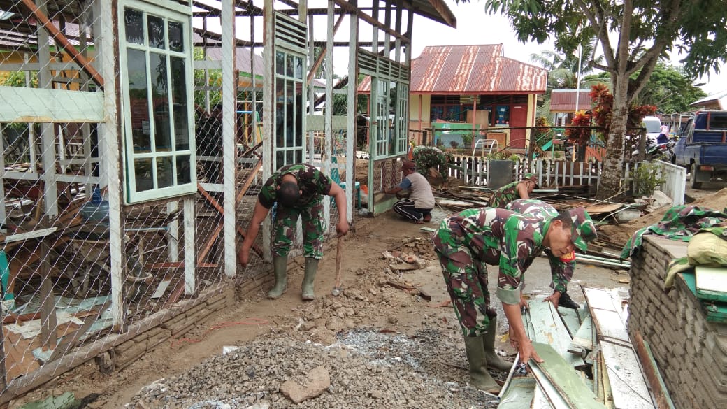 Anggota Koramil 03/Tempuling Kodim 0314/Inhil Semangat Gotong Royong Rumah Dinas 