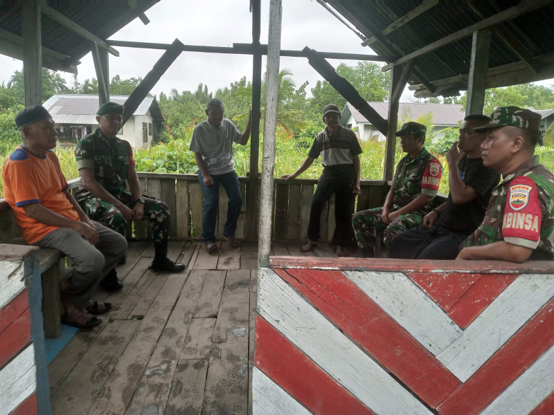 Demi Ketentraman, Babinsa Koramil 04/Kuindra Ajak Masyarakat Untuk Jaga Ketertiban dan Keamanan Desa