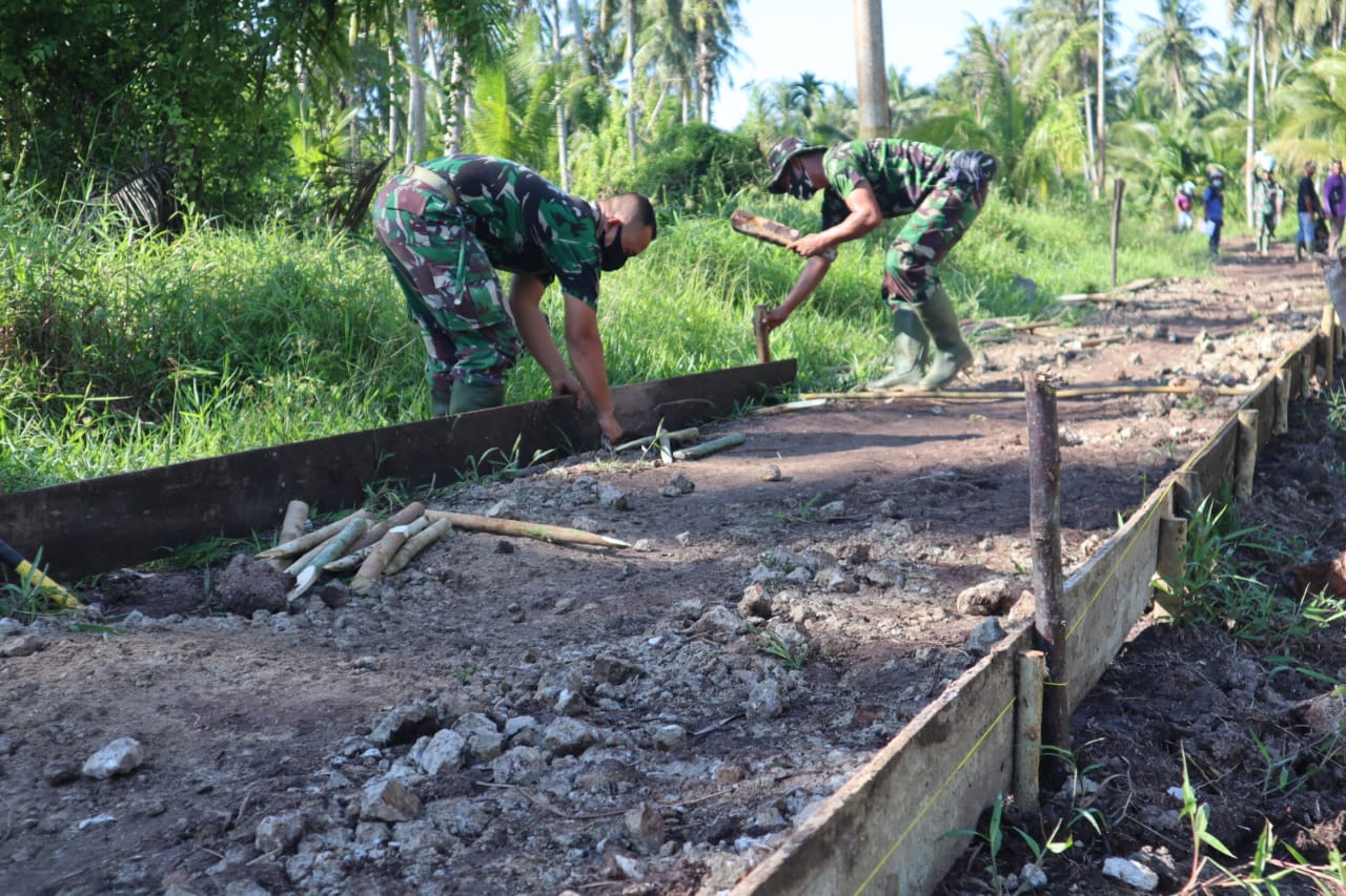 Mudahkan Sasaran Fisik, Satgas TMMD ke-111 Kodim 0314/Inhil Pasang Mal dan Plastik Hitam