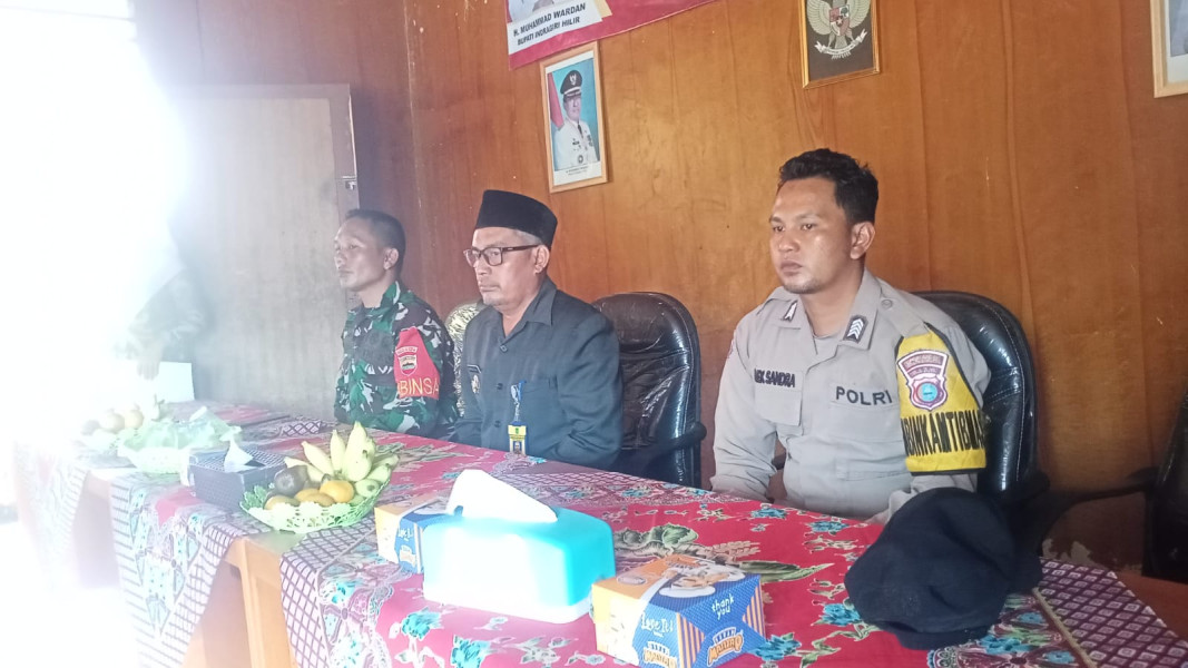 Bhabinsa Koramil 05/Gas Dampingi Pelantikan dan Pengambilan Sumpah Lurah dan Sekretaris