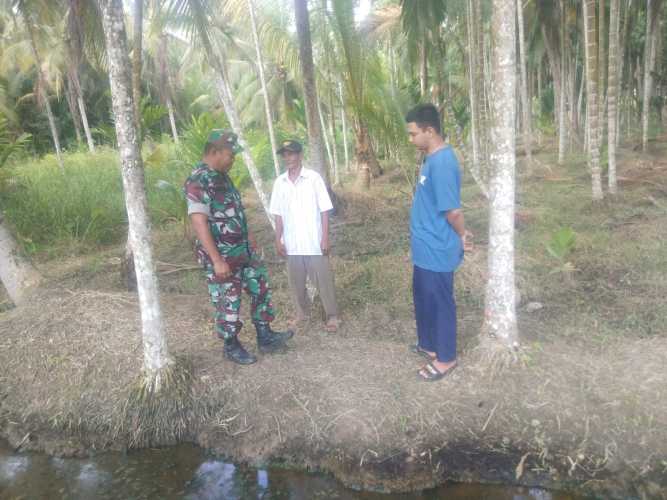 Babinsa Koramil 07/Reteh Patroli Rutin Di Daerah Parit 3 Kelurahan Pulau Kijang