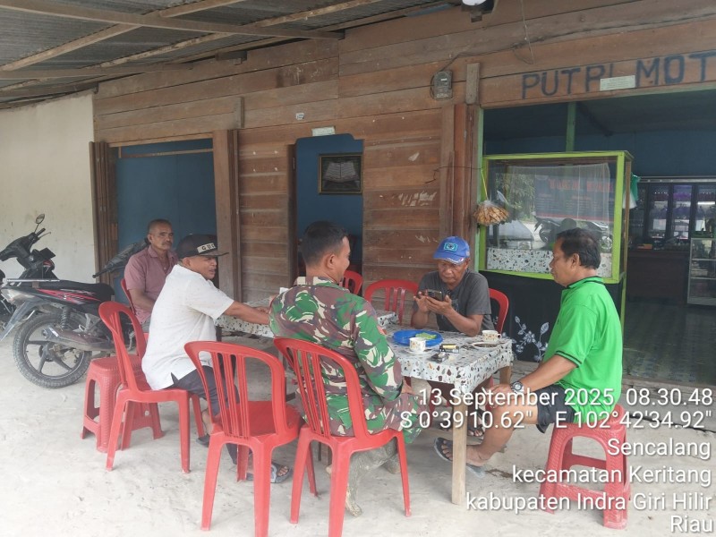 Komsos di Desa Sencalang untuk Meningkatkan Kepedulian Masyarakat Oleh Babinsa Koramil 09/Kemuning