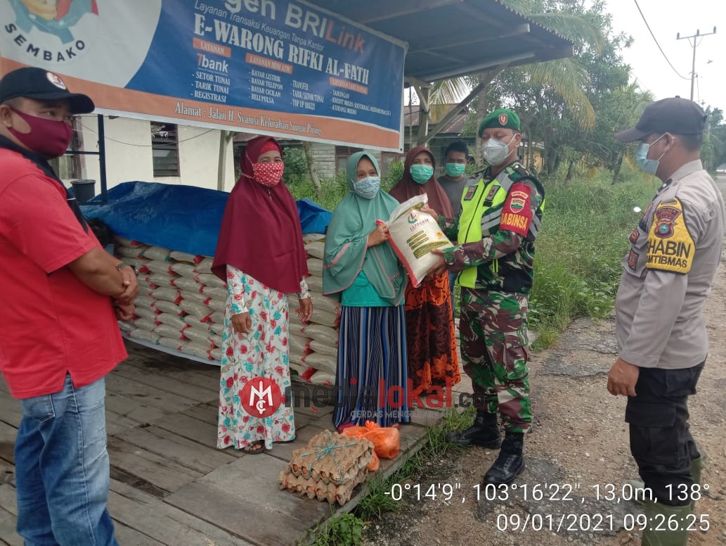 Babinsa Tasik Raya Bantu Penyaluran BPNT untuk Warga 
