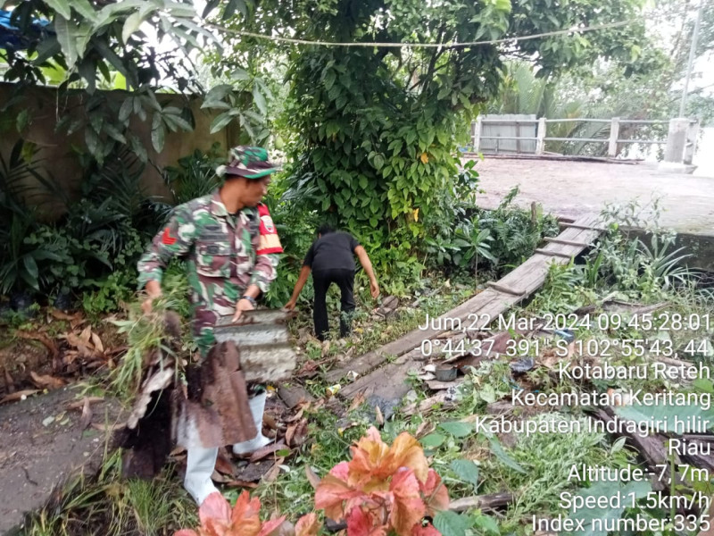 Ciptakan Lingkungan Bersih, Babinsa Koramil 09/Kemuning Lakukan Goro di Selokan dan Tumpukan Sampah