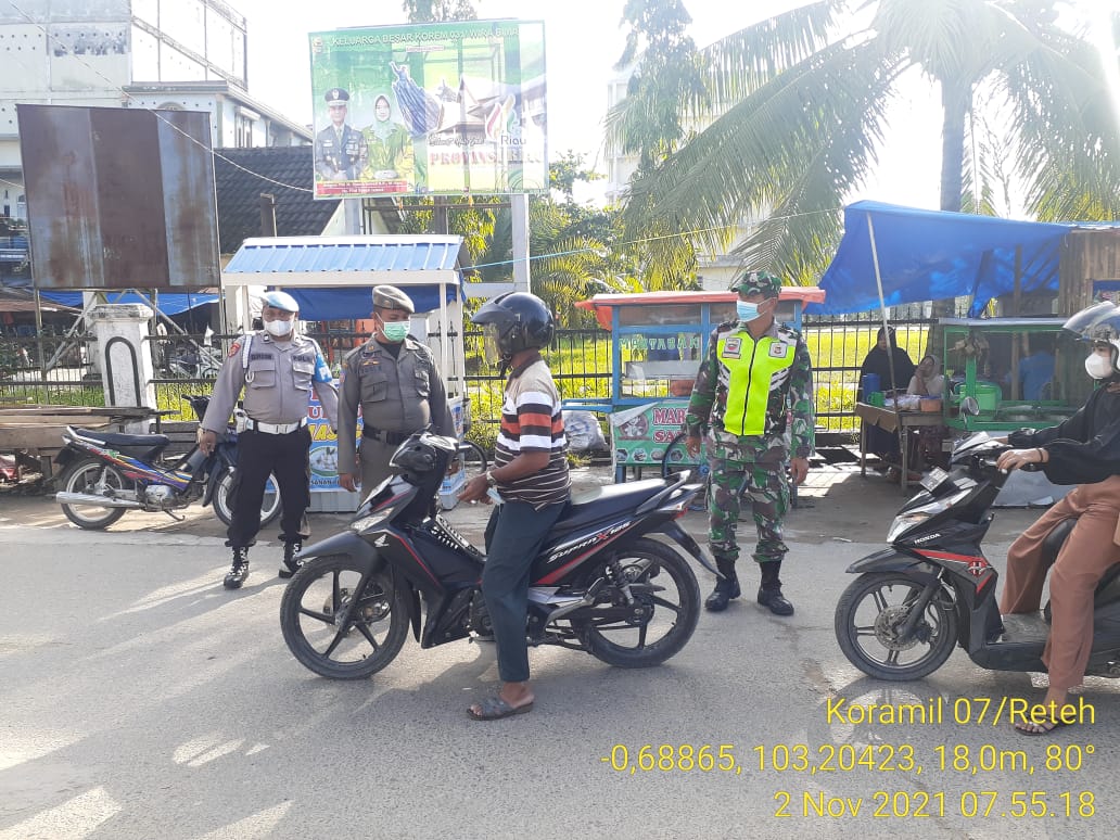 Rutinitas Babinsa Koramil 07/Reteh Bersama Satgas Tegakkan Protokol Kesehatan