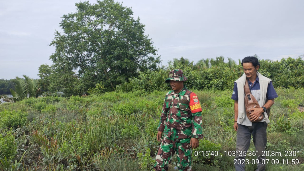 Tingkatkan Keamanan di Lingkungan Melalui Patroli Rutin Babinsa Koramil 10/Pelangiran