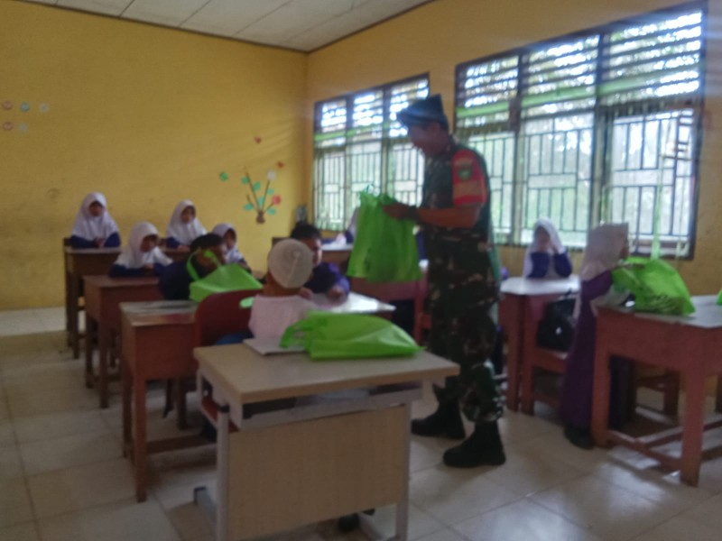 Babinsa Serka Syamsurizal Koramil 09/Kemuning Dampingi Kegiatan Makan Bergizi Gratis di Keritang Hulu