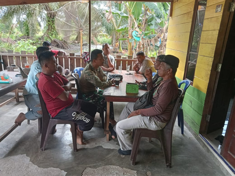 Babinsa 05/Gas Kopda Ridho Melaksanakan Komsos Bersama Masyarakat Desa Gembira