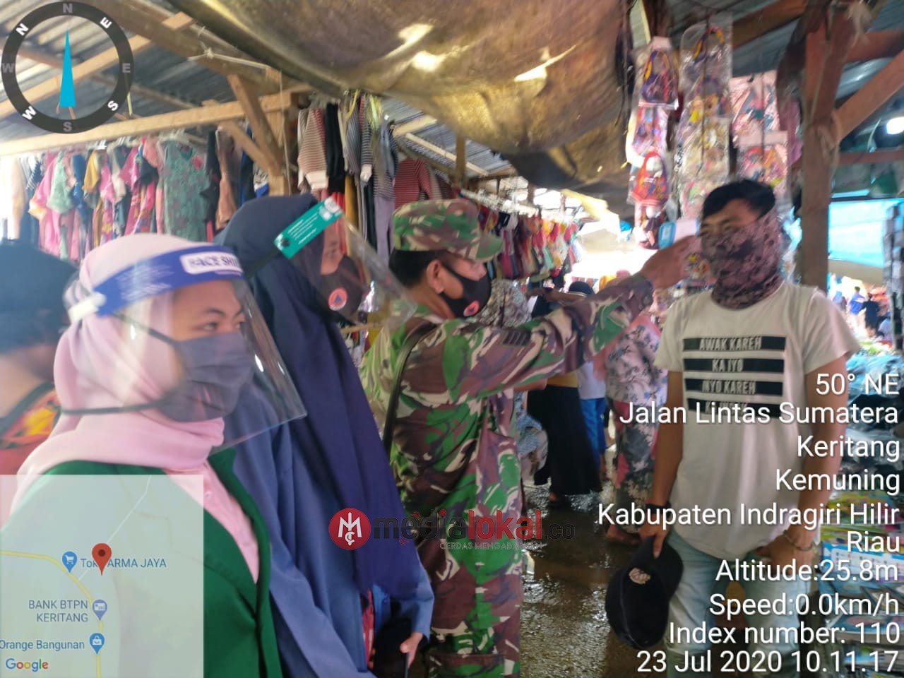 Cegah Corona, Babinsa Koramil 09/Kemuning dan Mahasiswa UIN Suska Riau Bagi-bagi Masker