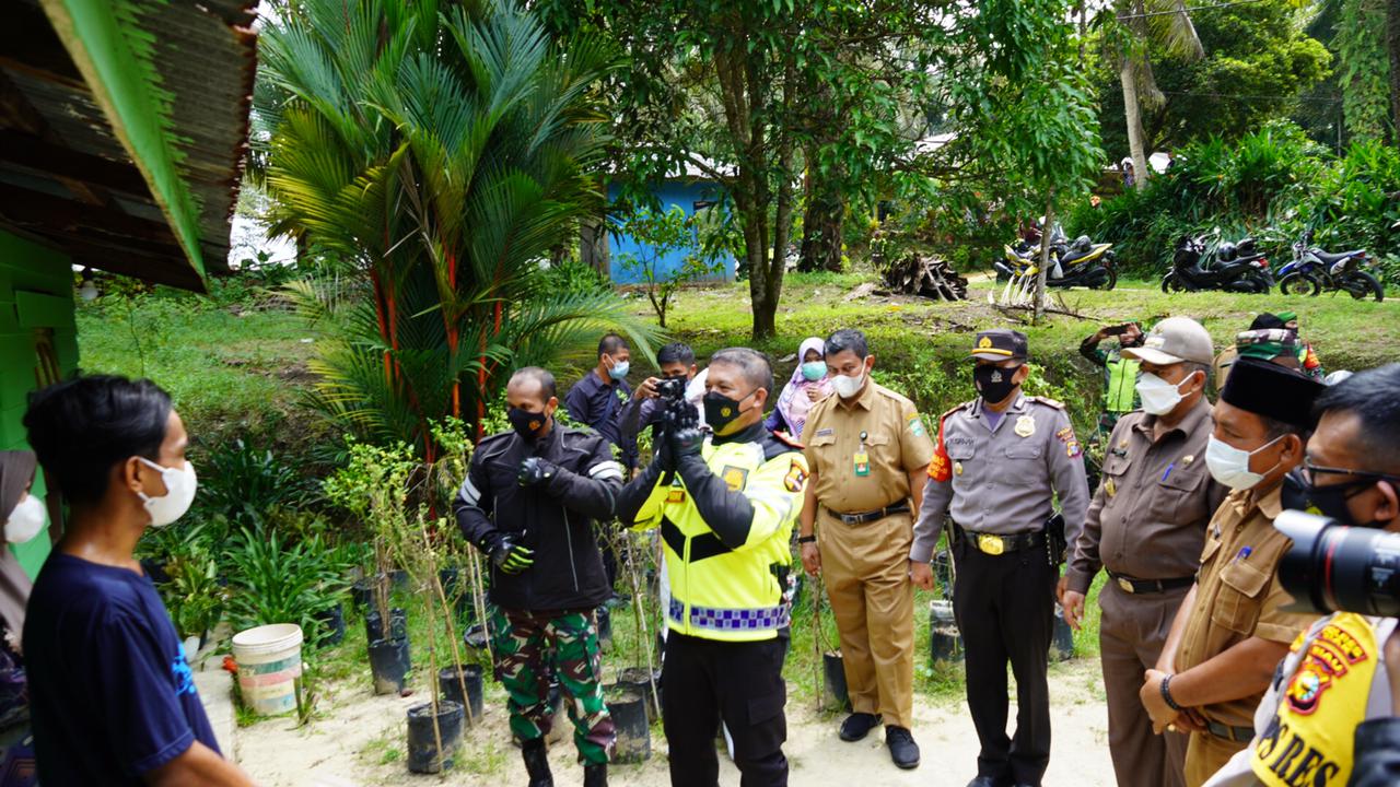 Kapolda Riau Bersama Dandrem 031/WB Mengecek Pos PPKM dan Vaksinasi Di Kabupaten Siak