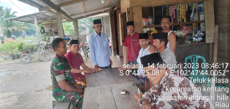 Babinsa Koramil 09/Kemuning Giat Lakukan Komsos Bersama Perangkat Desa