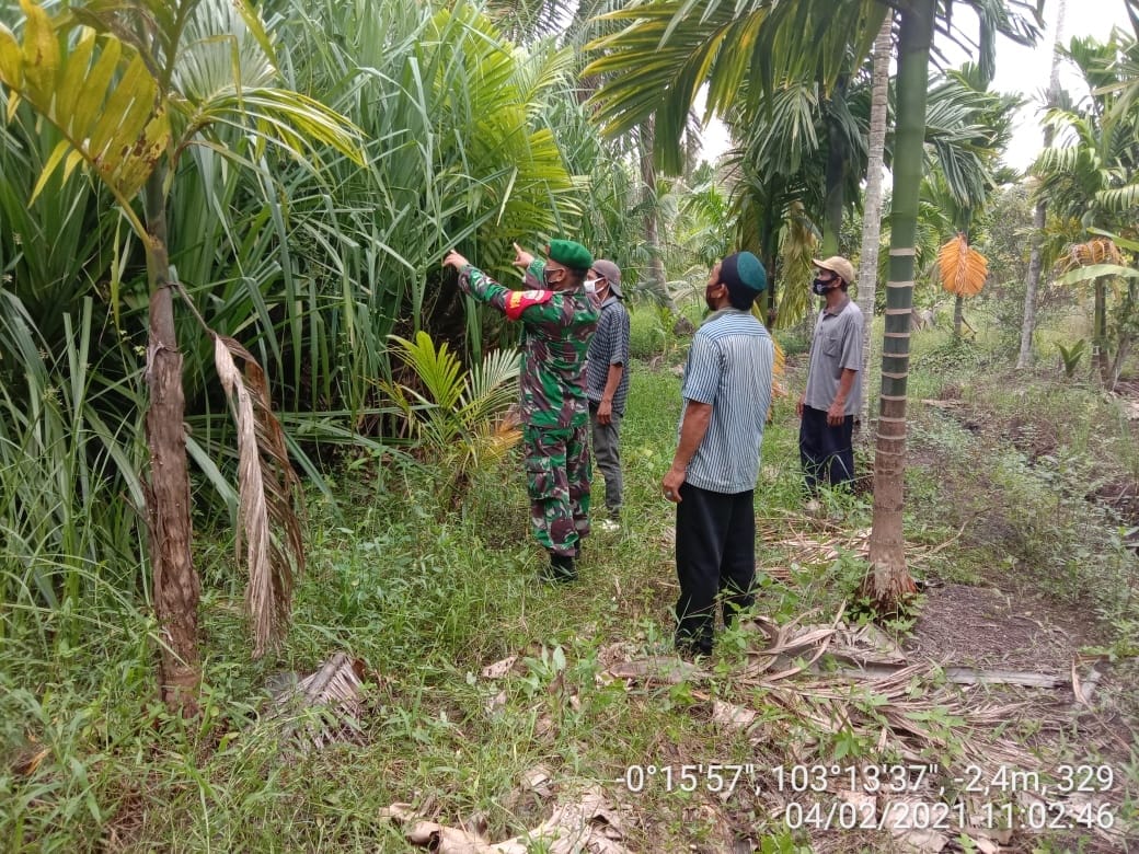Bersama Warga Tasik Raya, Serda Pernando Sitompul Lakukan Patroli Antisipasi Karhutla