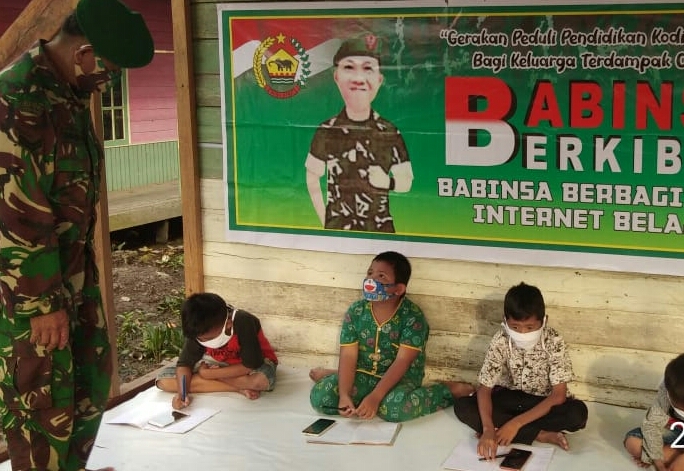Bantu Warga Untuk Pendidikan, Babinsa BERKIBAR di 04/Kuindra Mudahkan Siswa Belajar Daring