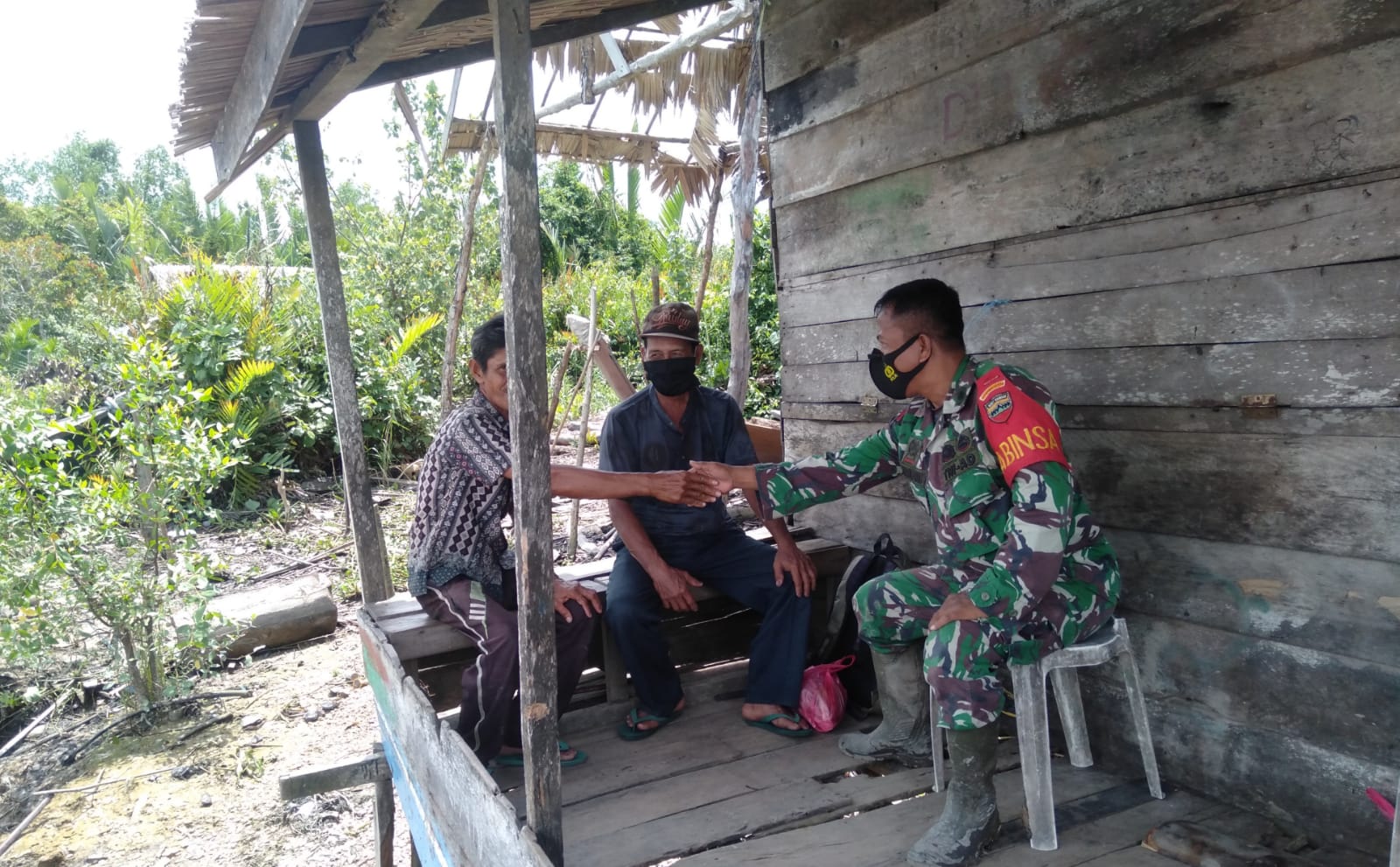 Dekat dengan Masyarakat Binaan, Babinsa 04/Kuindra Rutin Lakukan Komsos