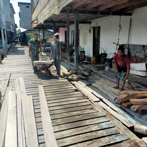 Babinsa Koramil 04/Kuindra Goro Bersama Masyarakat Untuk Memperbaiki Tiang Rumah Warga
