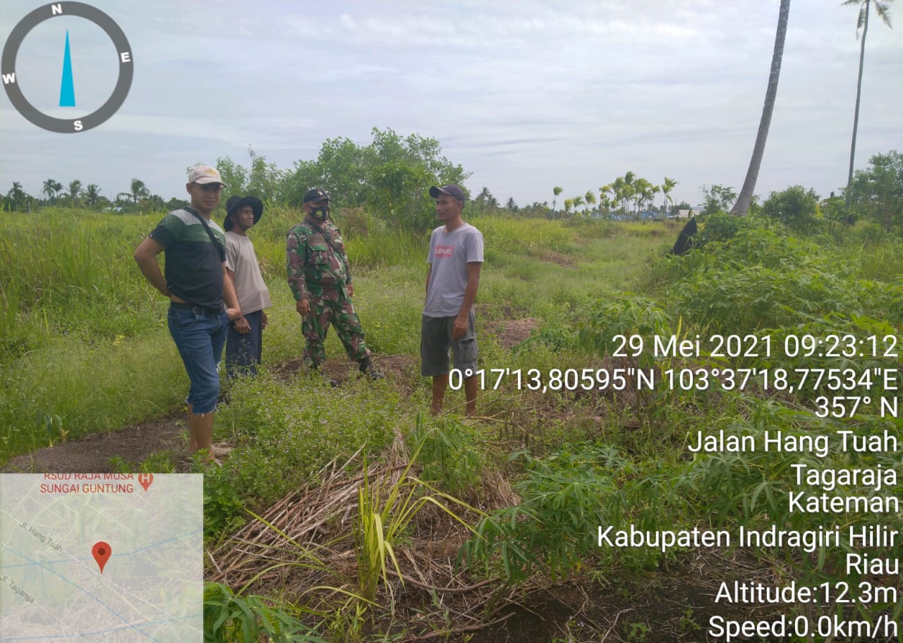 Babinsa Sertu J Pasaribu Sosialisasi dan Lakukan Patroli Karlahut Bersama Warga Tagaraja