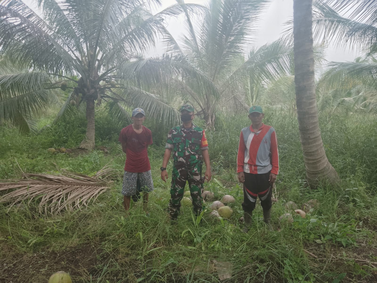 Bersama Babinsa Koramil 04/Kuindra Rutin Laksanakan Patroli